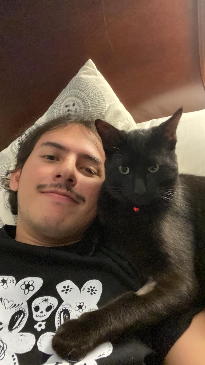 Sebastian y Romeo sonriendo